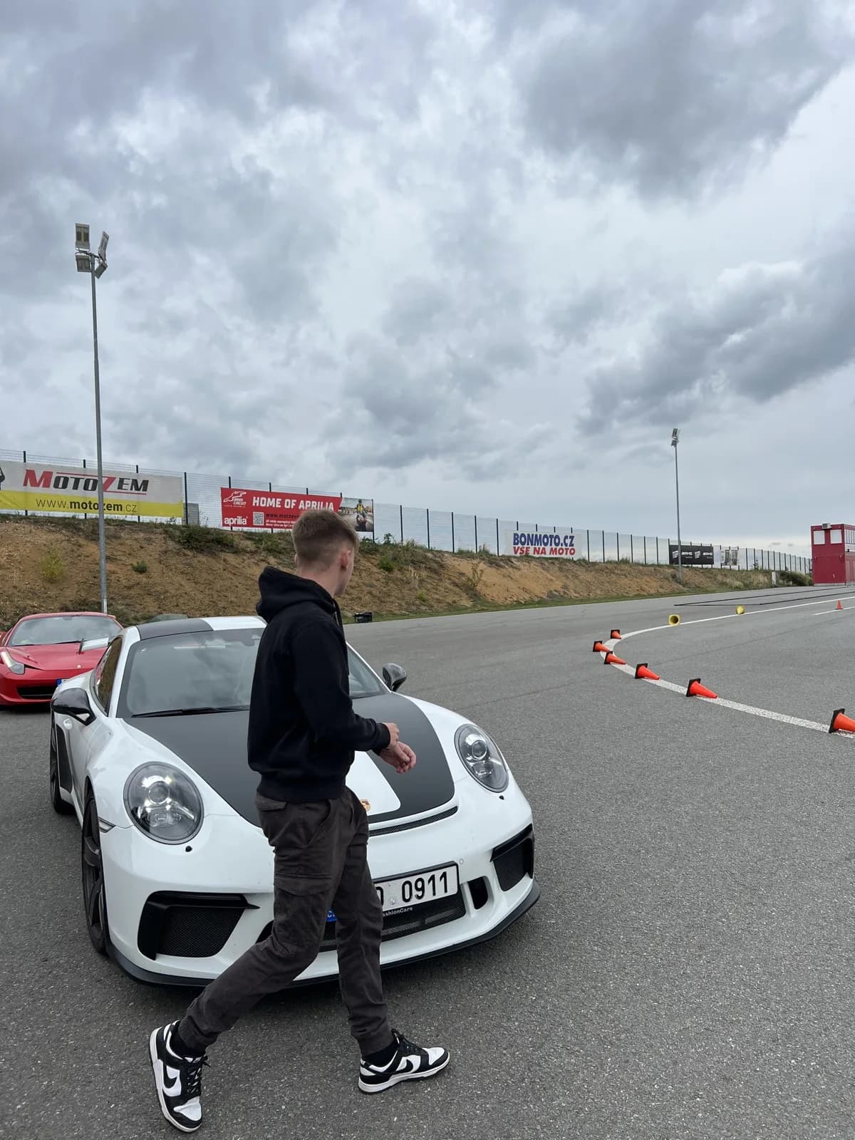 Marian Molnar u Porsche 911 na okruhu